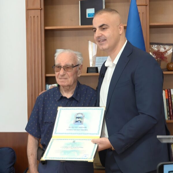 Qarku nderon doktor Hamza Vneshta me “Mirënjohje” / Mjeku Vneshta:&hellip;