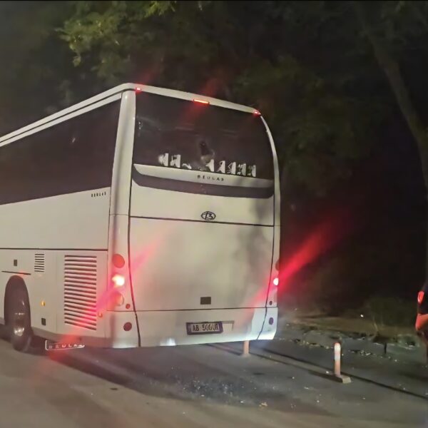 Tifozët e Vllaznisë sulmojnë autobusin e Teutës / Thyhen xhamat&hellip;