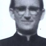 Kardinal Ernest Troshani lutje në varrin e Dom Lazër Sheldija, i arratisur në diktaturë / I pari misionar shqiptar në Amerikën Latine