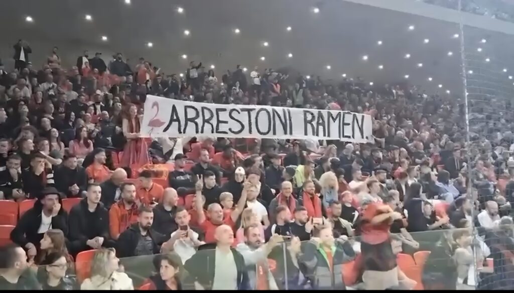 Tifozët kuqezi: “Arrestoni Ramën” në ndeshjen Shqipëri-Bjellorusi / Flamingot çojnë&hellip;