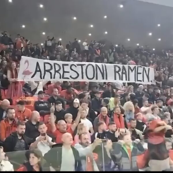 Tifozët kuqezi: “Arrestoni Ramën” në ndeshjen Shqipëri-Bjellorusi / Flamingot çojnë&hellip;