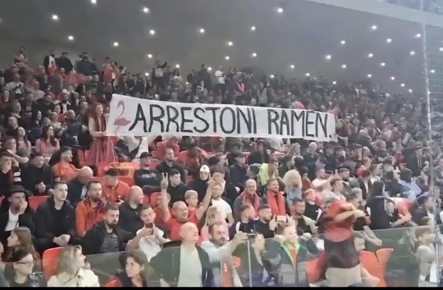 Tifozët kuqezi: “Arrestoni Ramën” në ndeshjen Shqipëri-Bjellorusi /&hellip;