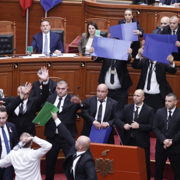 Kaos në Parlament, votohet me 85 vota pro Reforma Territoriale&hellip;