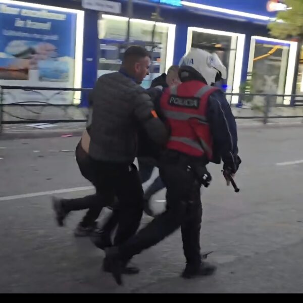 Përshkallëzohet protesta e studentëve / Përleshje me policinë / Zjarr&hellip;