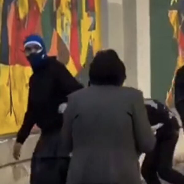 Trembet e moshuara / Protestuesit e përqafojnë dhe e ndihmojnë&hellip;