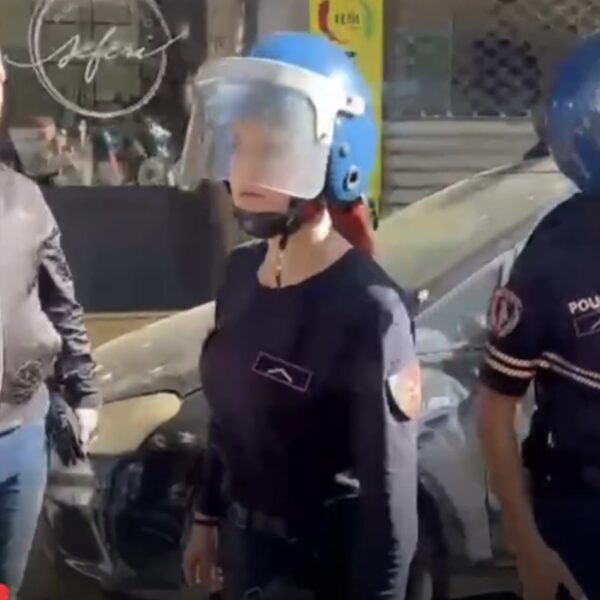 Dy police refuzojnë urdhërin e shefit për të sulmuar protestuesit…