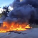 Flakë e tym, protestuesit me flamur të UÇK / Zjarrëfikësve u çahet tubi i ujit