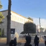 Protestuesit shkojnë në Kryeministri / Policia hedh bombola shpërthyese dhe gaz nga taraca / Mbërrijnë edhe Forcat e Ushtrisë