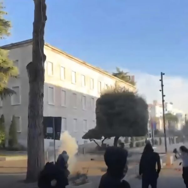 Protestuesit shkojnë në Kryeministri / Policia hedh bombola shpërthyese dhe&hellip;