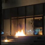 Thirrjet: Kalle, kalle… / Digjet Ministria e Drejtësisë nga protestuesit / “Arrestoni Ramën, arrestoni Ballukun” / Përkeqësohet situata