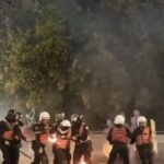 Policët kapen në flakë / RENEA zbret në terren / Përplasje të forta mes protestuesve dhe efektivëve