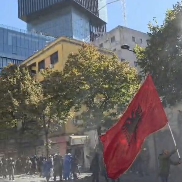 Policia hedh ujë në turmë / Protestuesit nuk tërhiqen