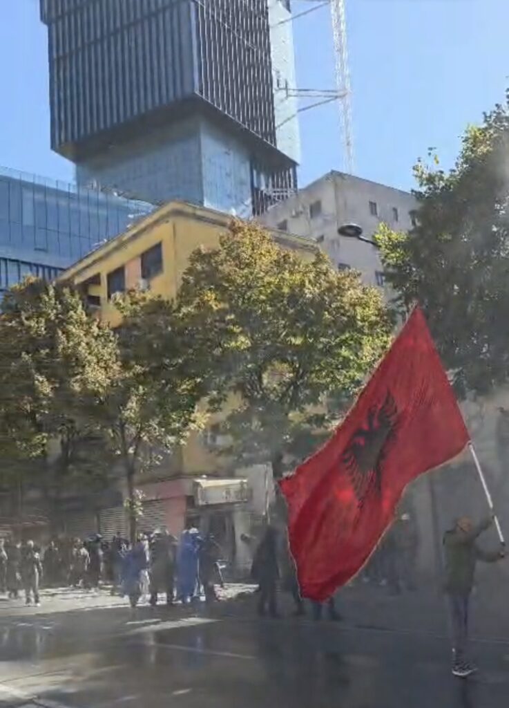Policia hedh ujë në turmë / Protestuesit nuk tërhiqen
