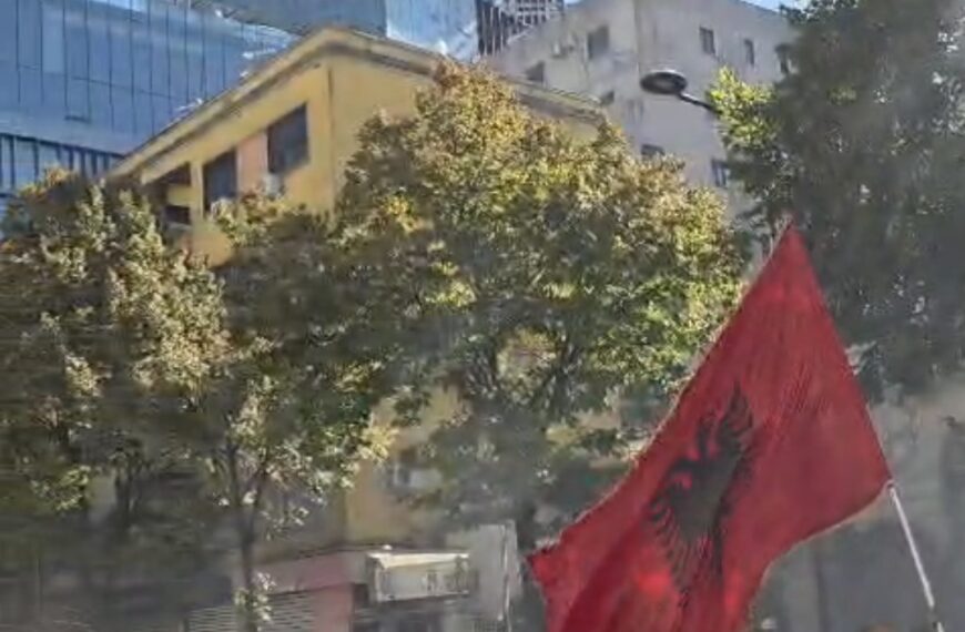 Policia hedh ujë në turmë / Protestuesit nuk tërhiqen