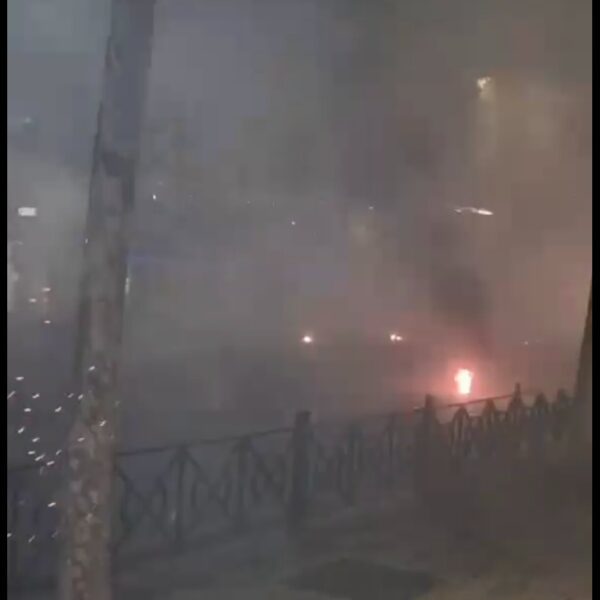 “Luftë” mes protestuesve dhe policisë / Dhjetra të dëmtuar nga&hellip;