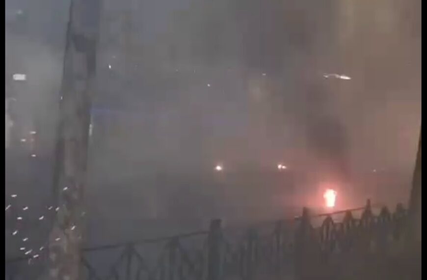 “Luftë” mes protestuesve dhe policisë / Dhjetra të dëmtuar nga…