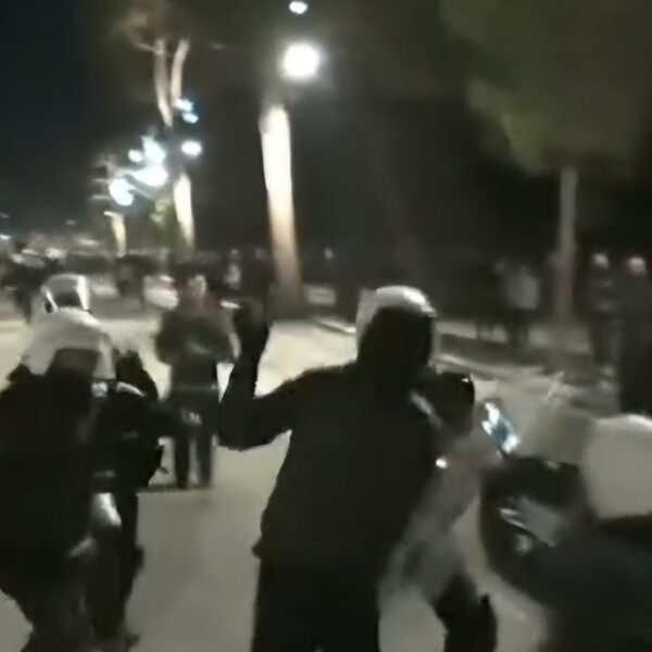 Protestuesi i vetëm përballët me 7 policë / Rrahi një&hellip;