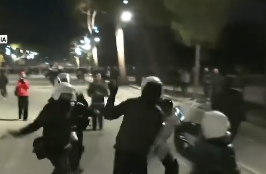 Protestuesi i vetëm përballët me 7 policë / Rrahi një…